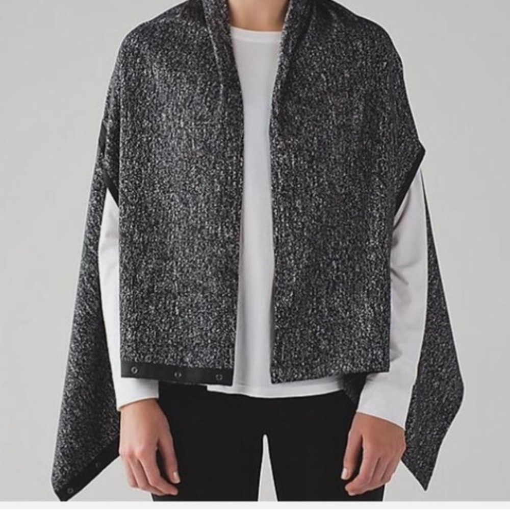 Lululemon Vinyasa Scarf Shawl / Arm Holes WRAP in JACQUARD BLACK WHITE